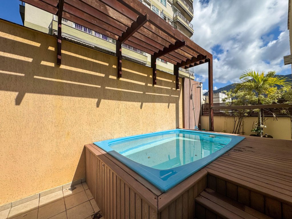 Cobertura Duplex  3 Quartos, Suíte, Varanda e Vaga à Venda na Lagoa!!!