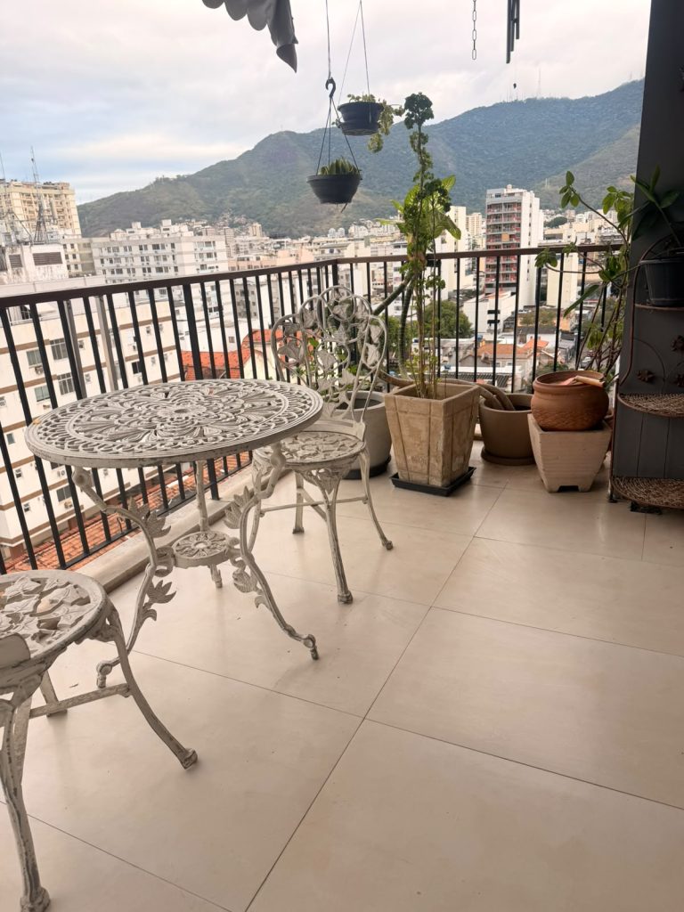 Apto. 2 Quartos, varanda e vaga à Venda em Vila Isabel!! Próximo a Praça Barão de Drumond!!!